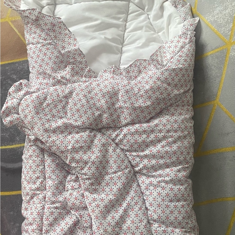 White and Red Quilted Comforter with Textured Design